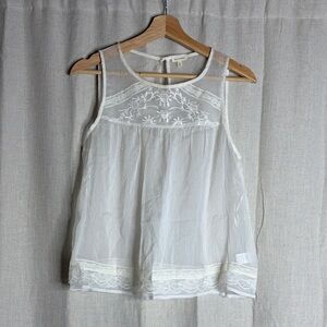 En crème size S Elegant White Lace Sleeveless Top